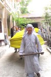 Tăng ni sinh của Học viện Phật giáo Việt Nam tại Thừa Thiên-Huế chuyển cánh hoa sen đến bia Quốc học để lắp ráp. Ảnh: Thanh Vân