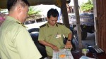 Đoàn kiểm tra niêm phong quả cân gian lận và hóa đơn chứng từ gian lận bị bắt quả tang  - Ảnh: Ngọc Hậu