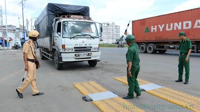 Tp. Hồ Chí Minh kiểm tra xe tải, xe chở quá tải